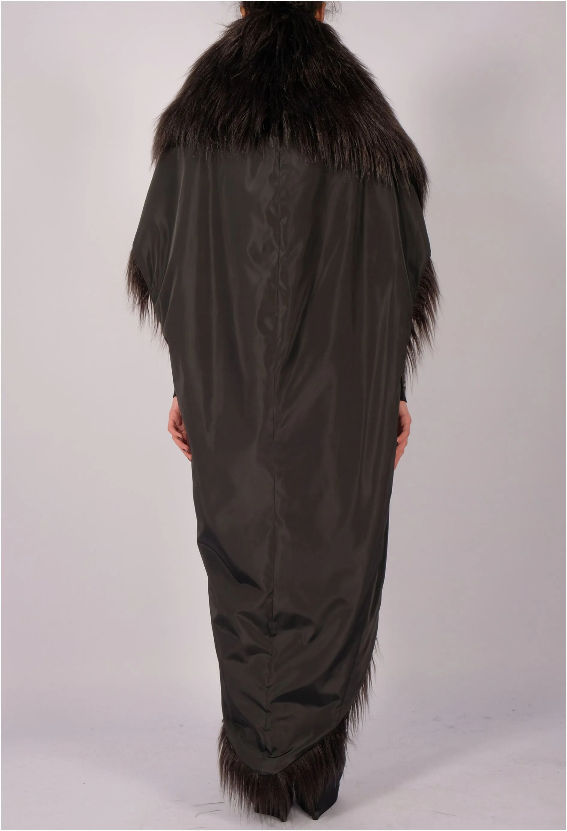 Sleeveless Round Coat with Faux Fur