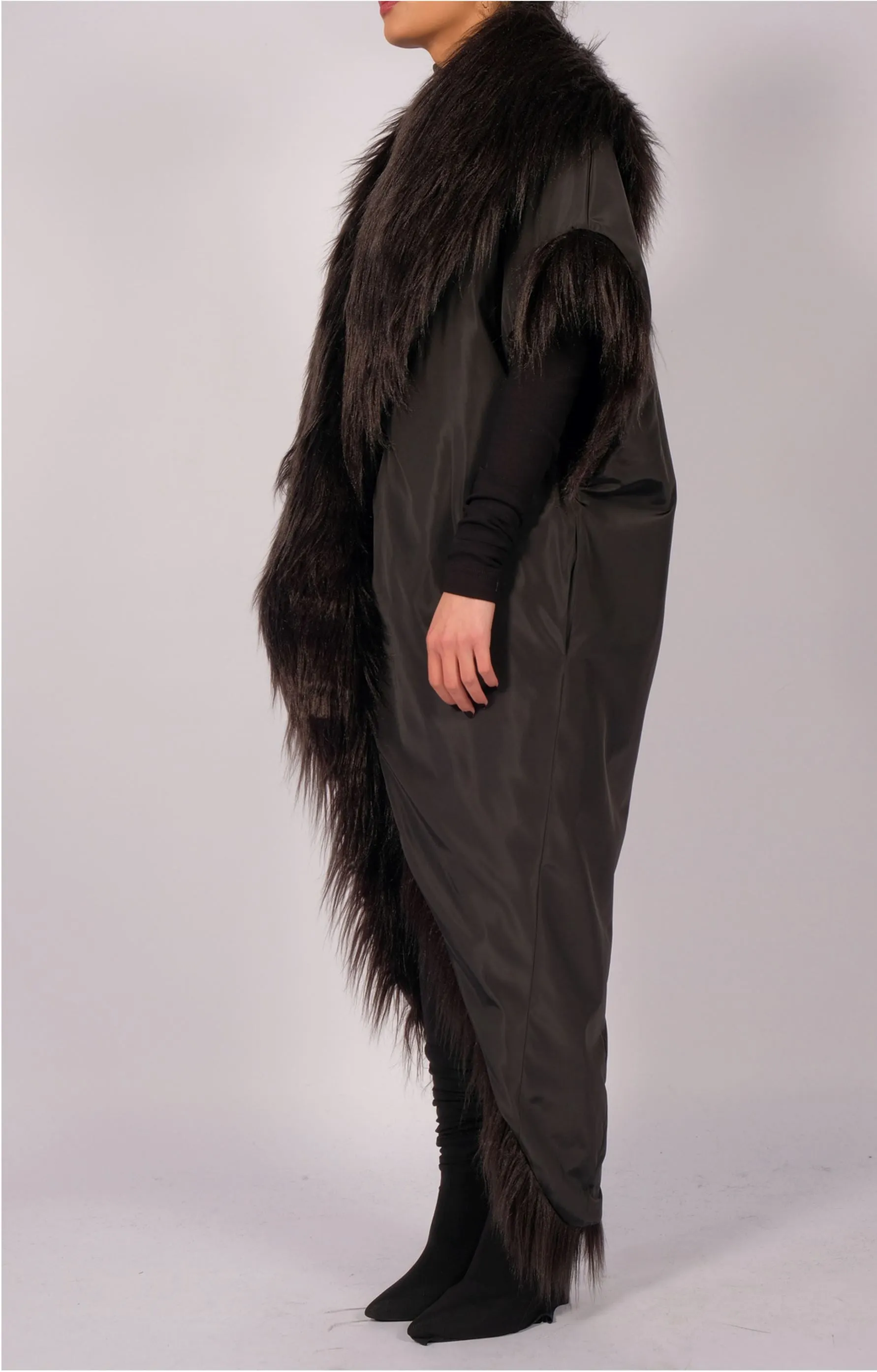 Sleeveless Round Coat with Faux Fur