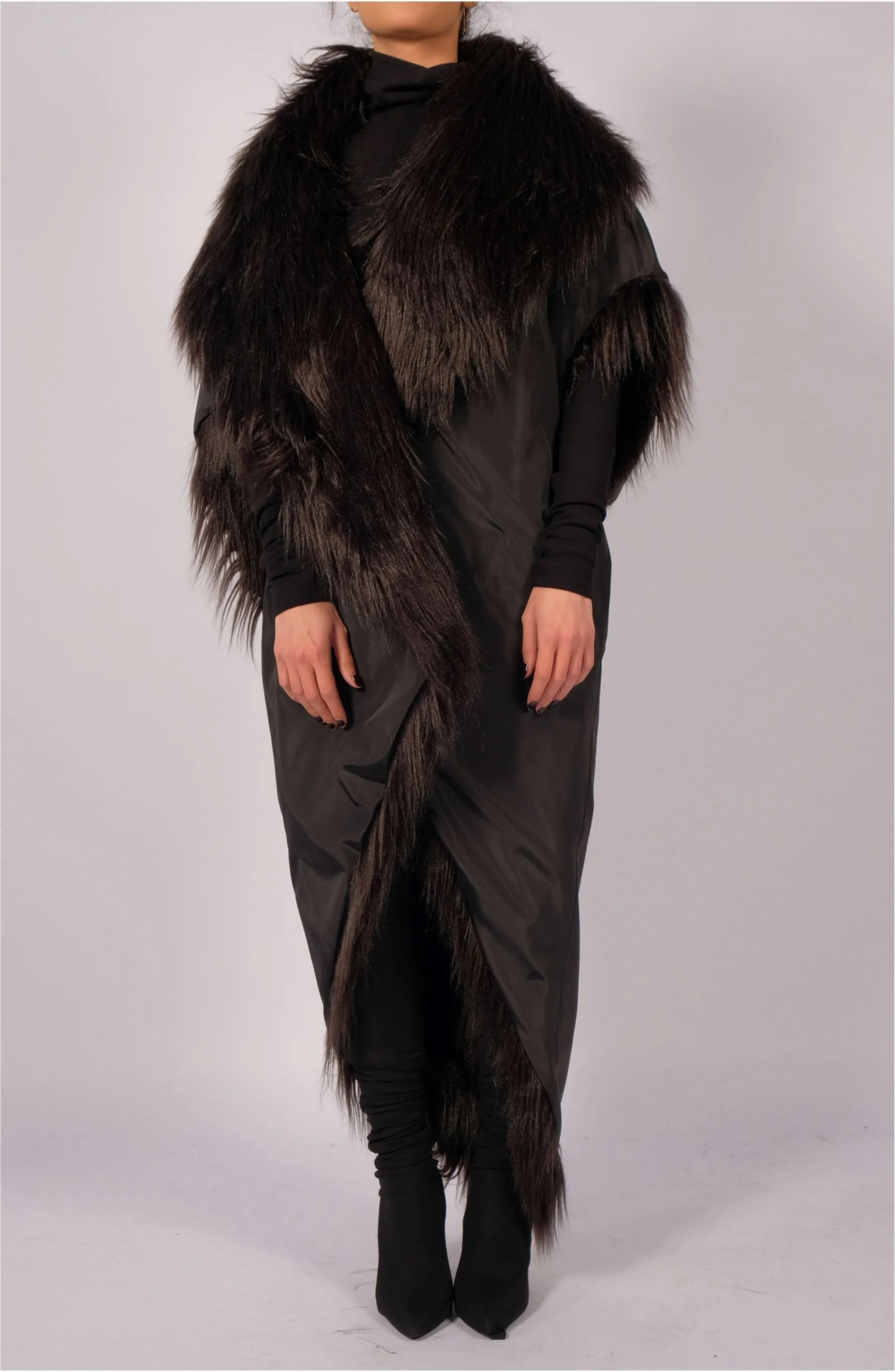 Sleeveless Round Coat with Faux Fur